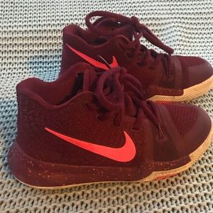 Kids sz 10c Kyrie 3 Nike basketball shoe